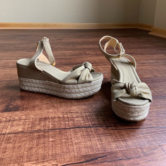 Michael Kors textured gold opentoe platform sandal - Picture 5 of 8